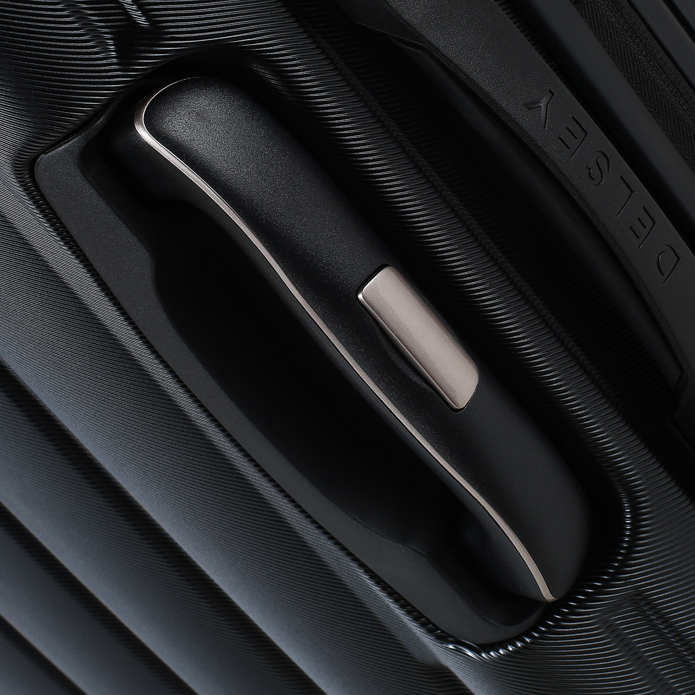 Чемодан средний M из поликарбоната Delsey Shadow 5.0