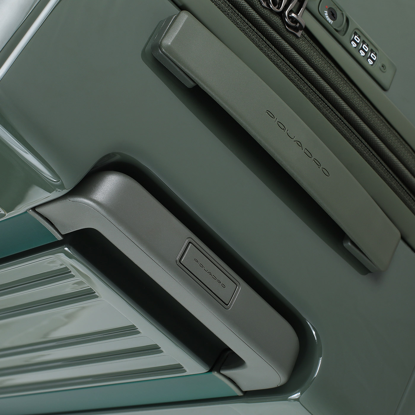 Чемодан средний M из поликарбоната Piquadro PQ Light