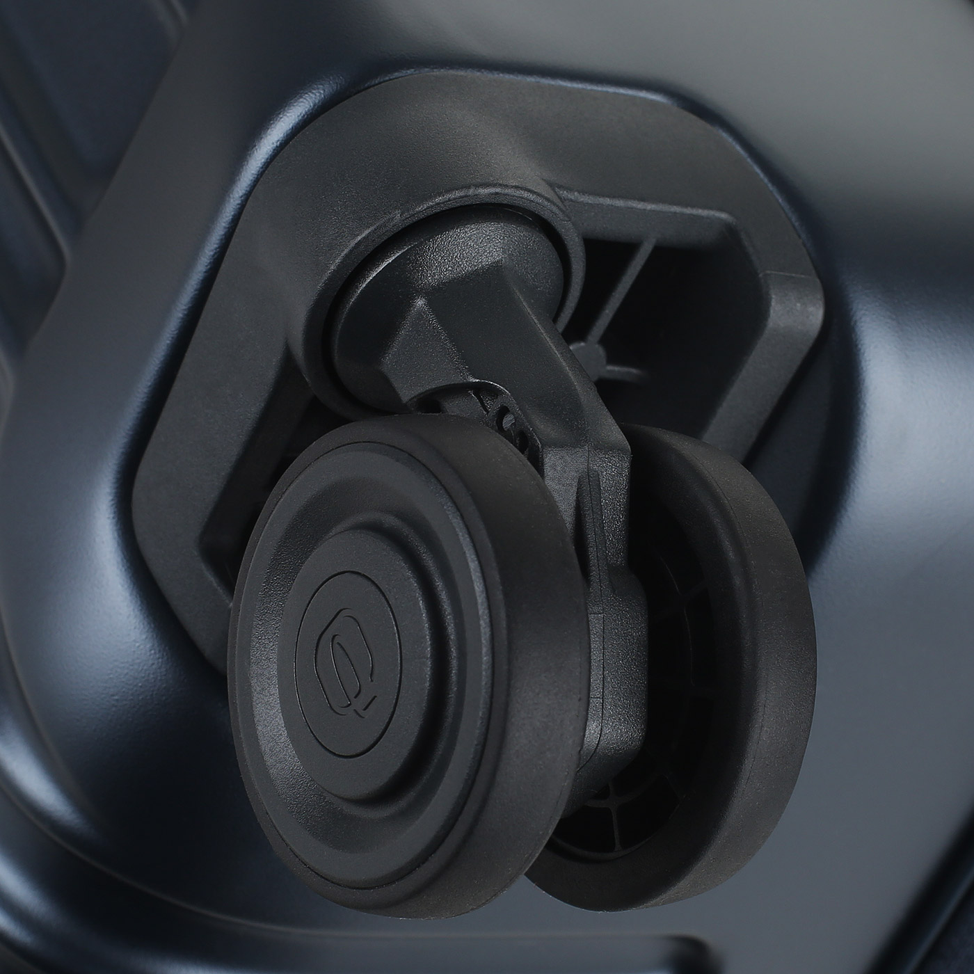 Чемодан средний M из поликарбоната Piquadro PQ Light