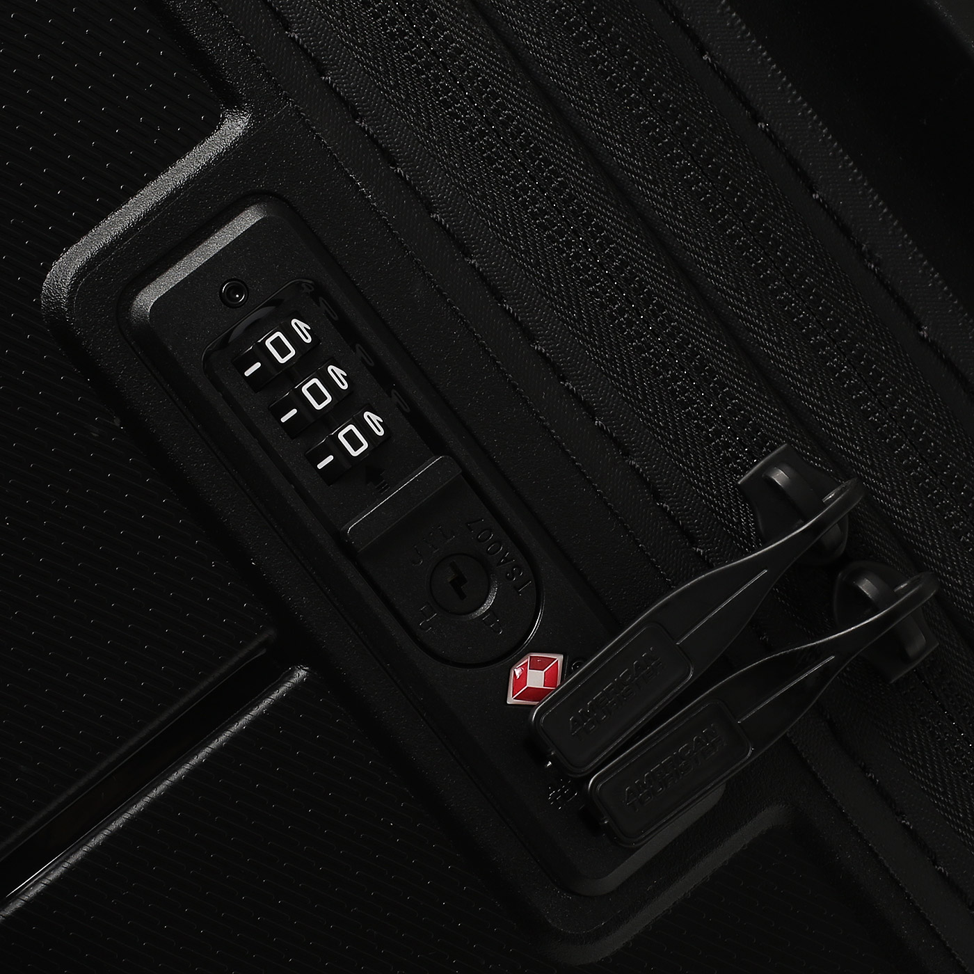 Чемодан на колесах American Tourister Dashpop