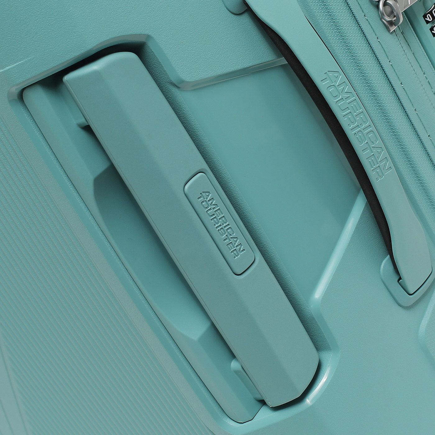 Чемодан большой L из полипропилена American Tourister Airconic