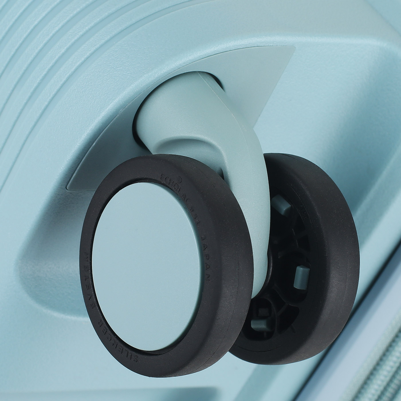 Чемодан средний M из полипропилена Echolac Forza