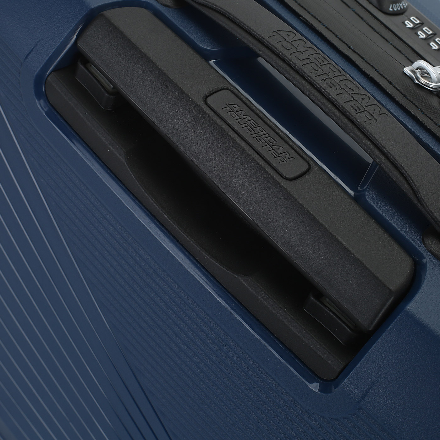 Чемодан для ручной клади из полипропилена с кодовым замком American Tourister Airconic