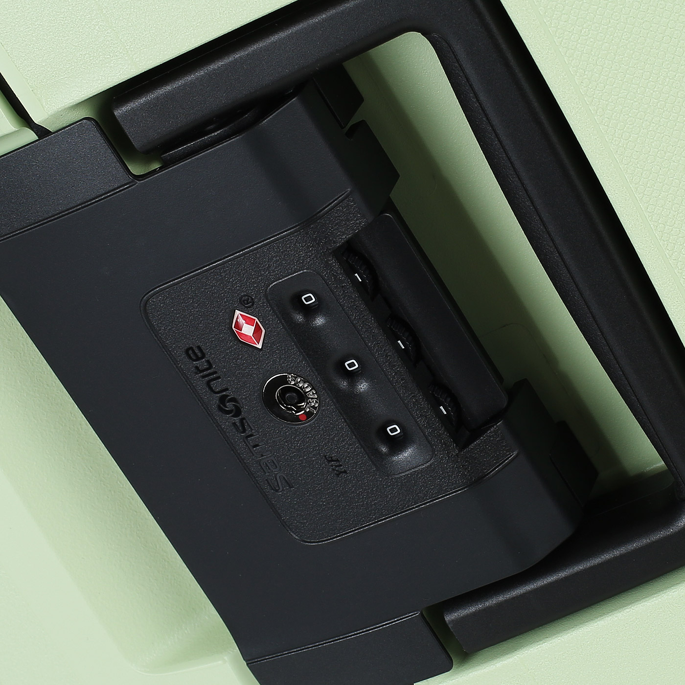 Чемодан средний M из полипропилена Samsonite Essens