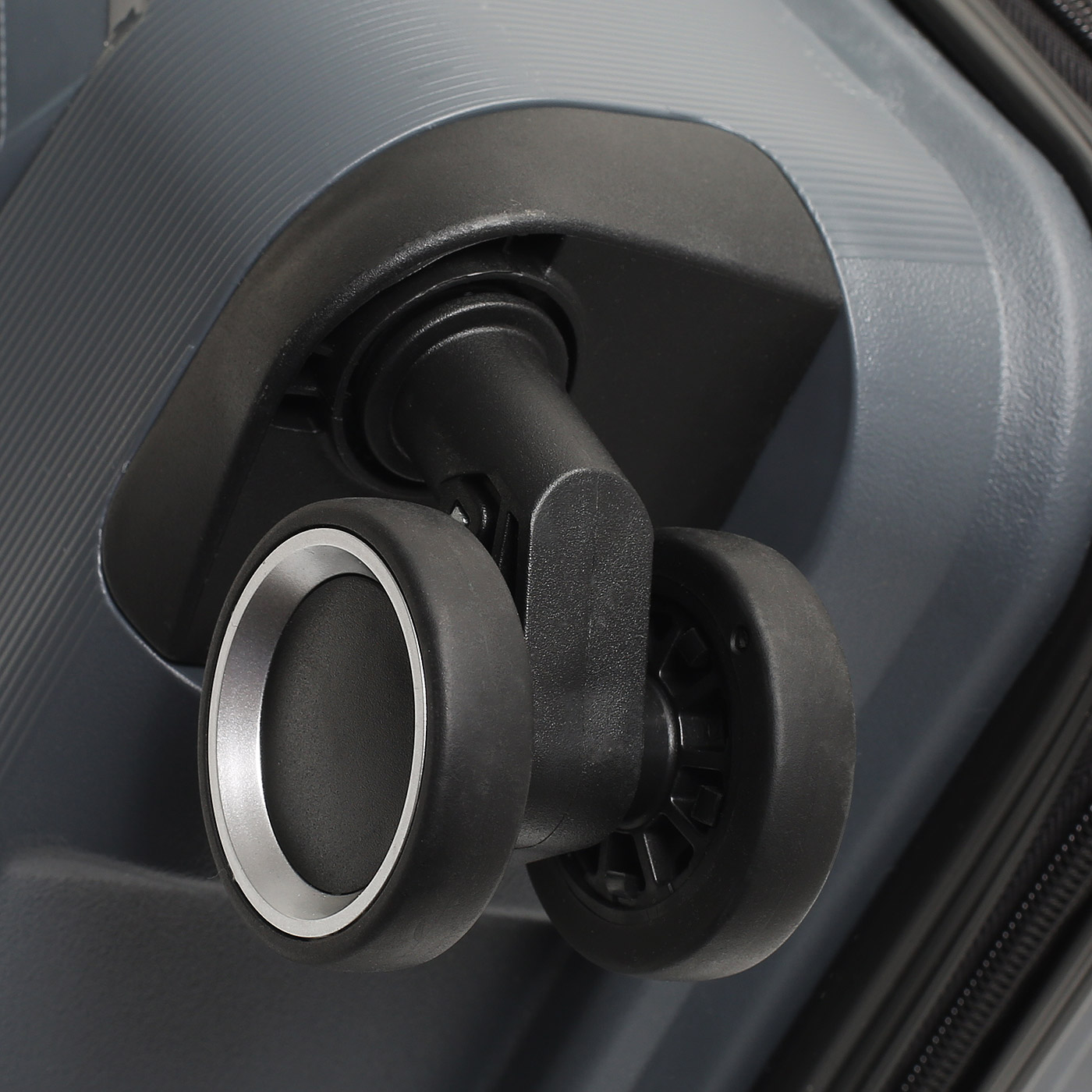 Чемодан средний M из полипропилена Sun Voyage Elite